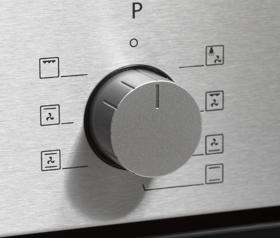 Detailaufnahme eines silbernen Respekta Einbaubackofens »AB 120-33« mit Drehknopf.