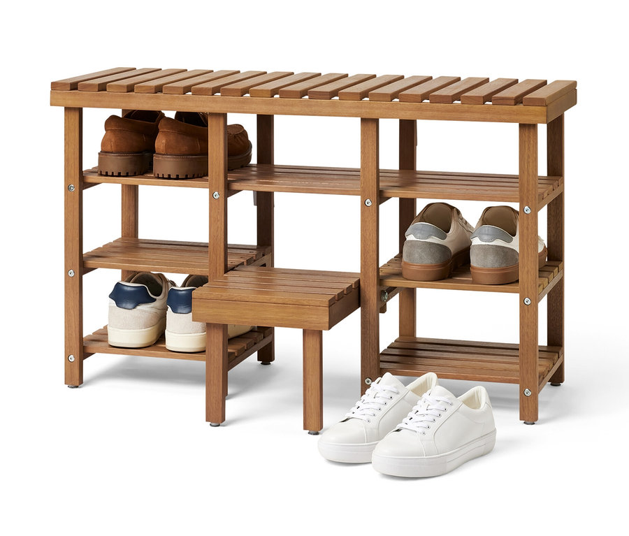 Eine hohe Schuh-Sitzbank mit Klapptritt aus braunem Holz steht vor einem weißen Hintergrund. Auf den Regalen stehen Schuhe.