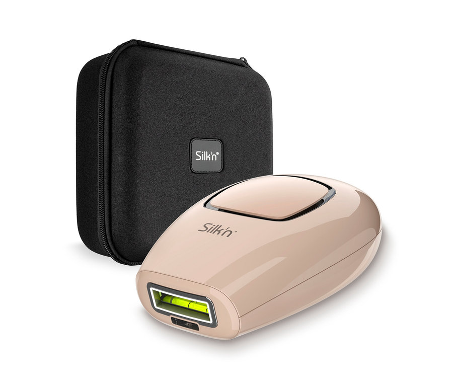 Ein Silk'n IPL Haarentferner »Infinity Fast« liegt neben einer schwarzen Tasche.