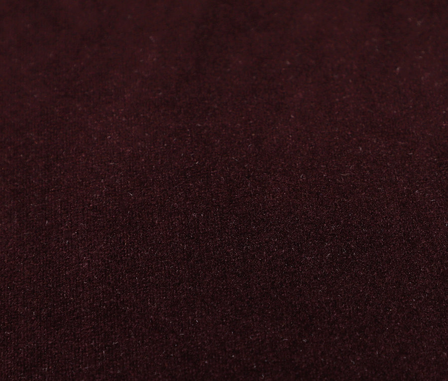 Detailaufnahme einer weinroten Stofftextur.