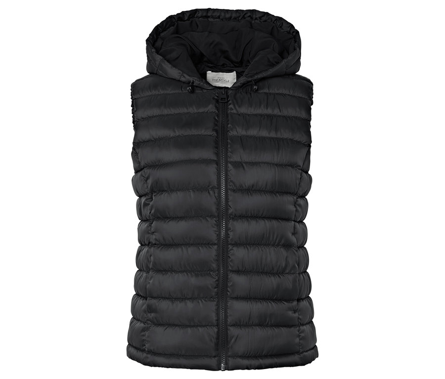 Schwarze Steppweste mit Kapuze und Reißverschluss in der Mitte.
