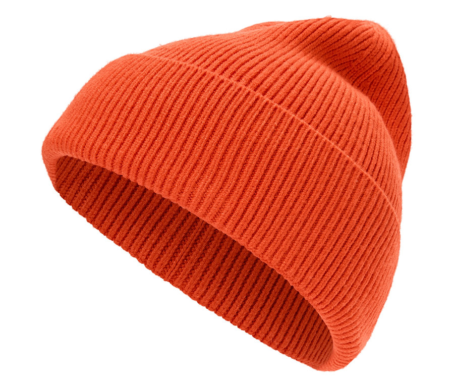 Orangefarbene Strickmütze auf weißem Hintergrund.