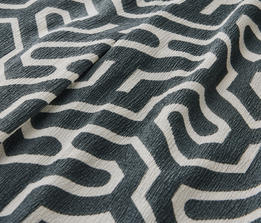 Nahaufnahme der bedruckten Schlupfhose in Crinkle-Optik.