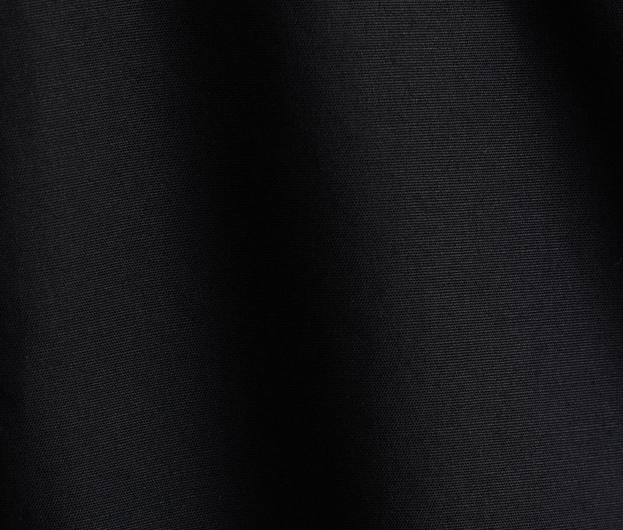 Textur eines dunklen Stoffes mit subtilen Falten.