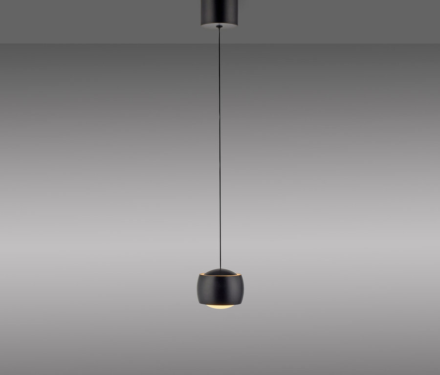 Schwarze Hängeleuchte mit kugelförmigem Schirm.