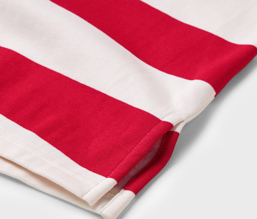 Detailaufnahme eines rot-weiß gestreiften Kurzarm-T-Shirts.