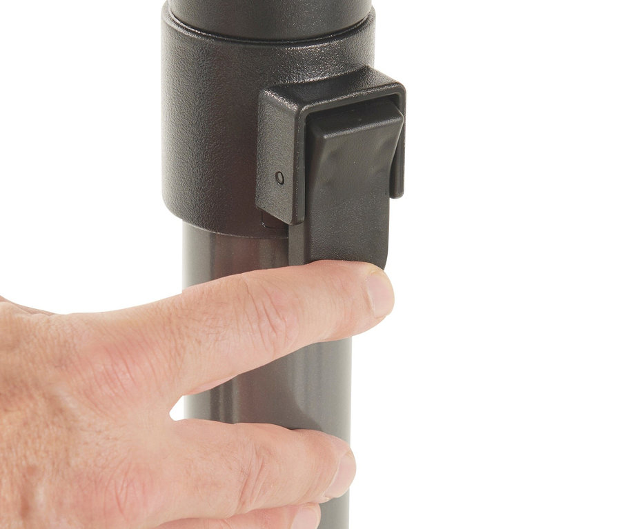 Eine Hand drückt einen Knopf auf einem anthrazitfarbenen Leco Ampelschirm.