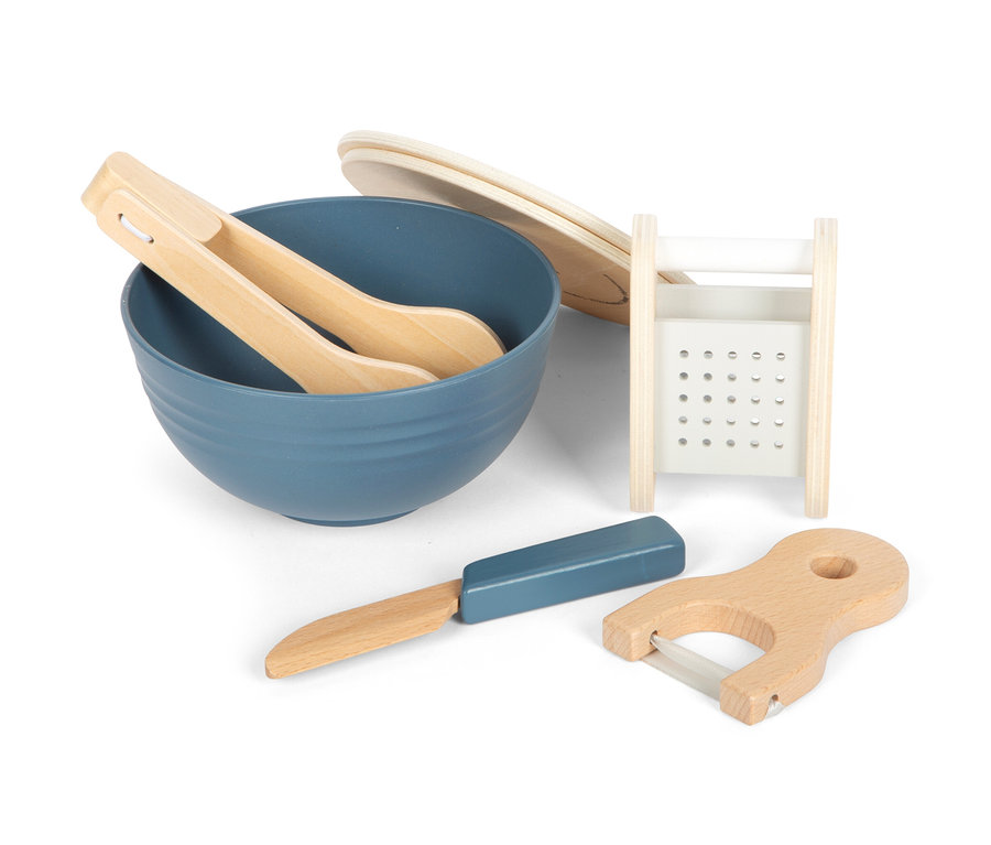 Blaue Schüssel mit Salatbesteck, Messer, Schäler und Reibe aus dem Spielset small foot Schneide-Set Salat »fresh«.