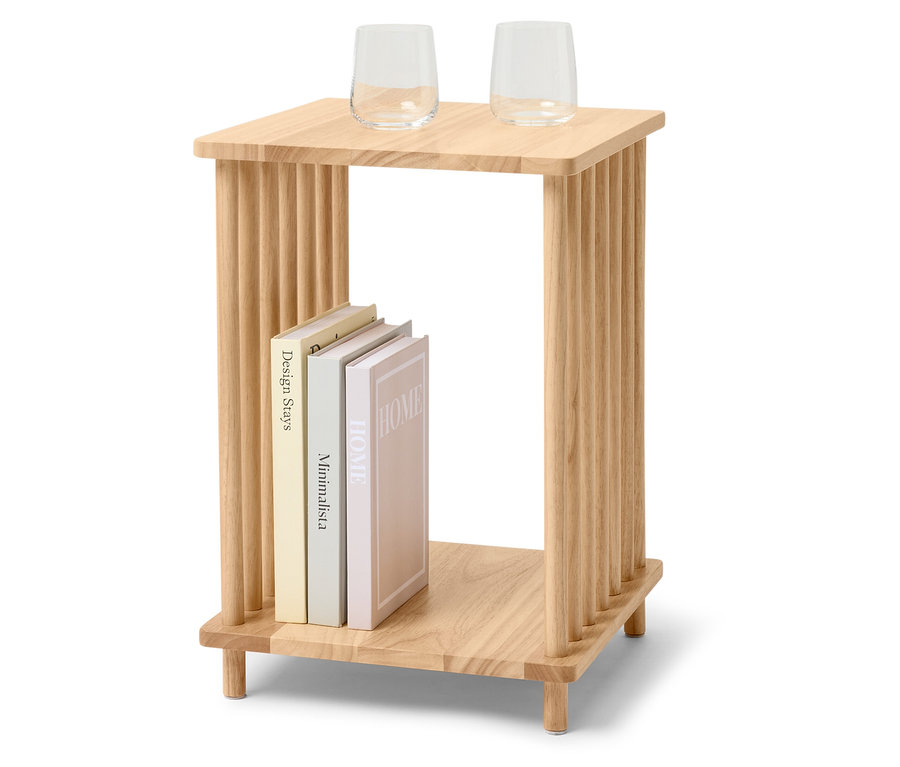 Zwei Glasbecher stehen auf einem Holztisch. Darunter liegen drei Bücher.