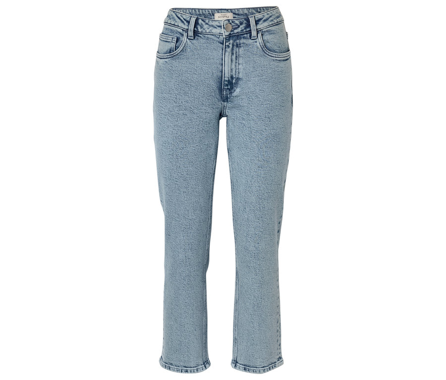 Hellblaue Mom-Jeanshose, isoliert auf weißem Hintergrund.