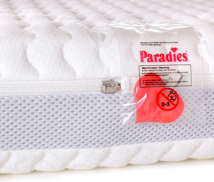 Nahaufnahme der Paradies Baby- und Kindermatratze »Traumwolke« mit weißem Bezug und Reißverschluss.