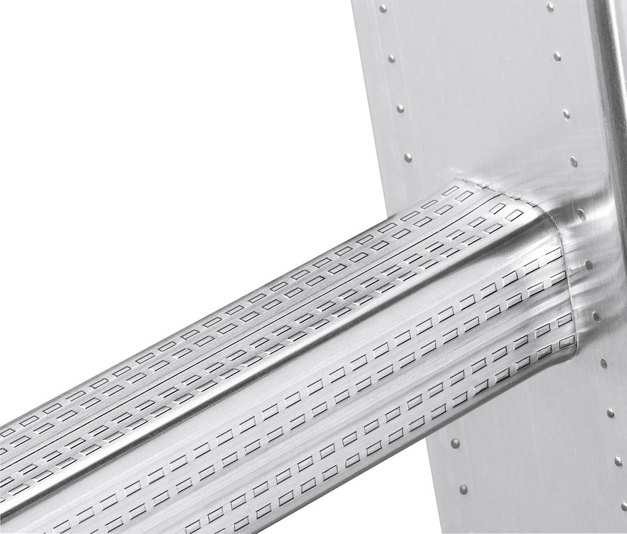 Nahaufnahme einer silbernen Aluminiumleiter, die mit rechteckigen Mustern versehen ist.