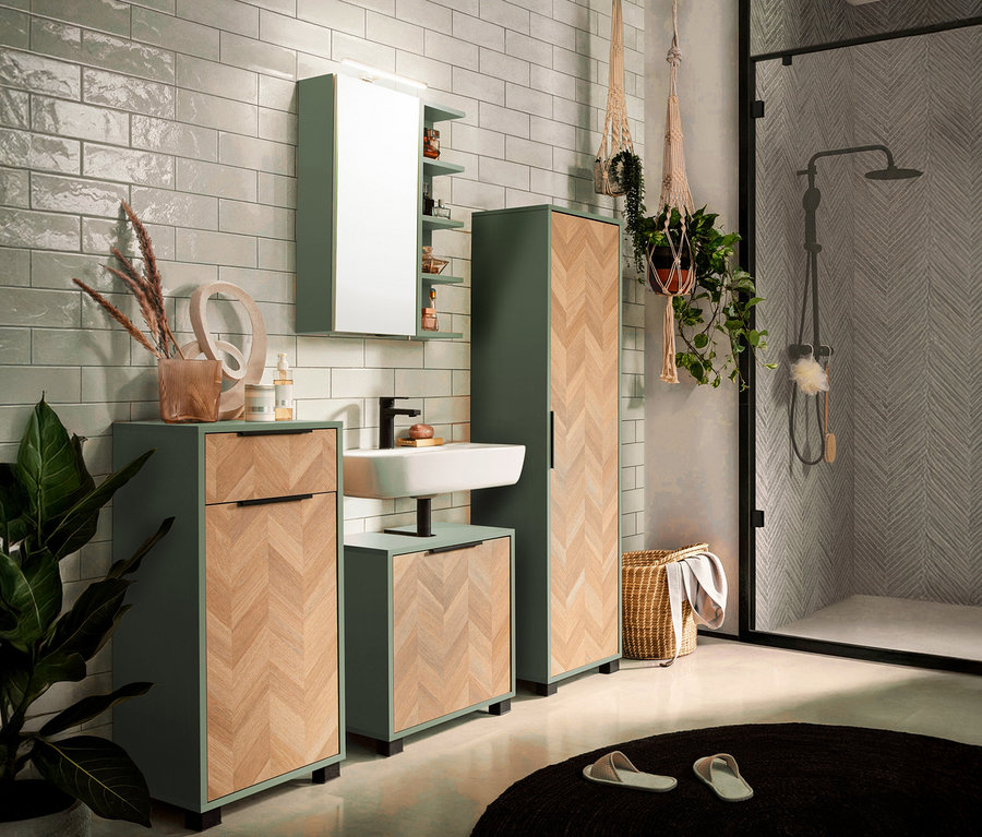 Badezimmer mit Waschbecken, Spiegel, Schrank und Dusche.