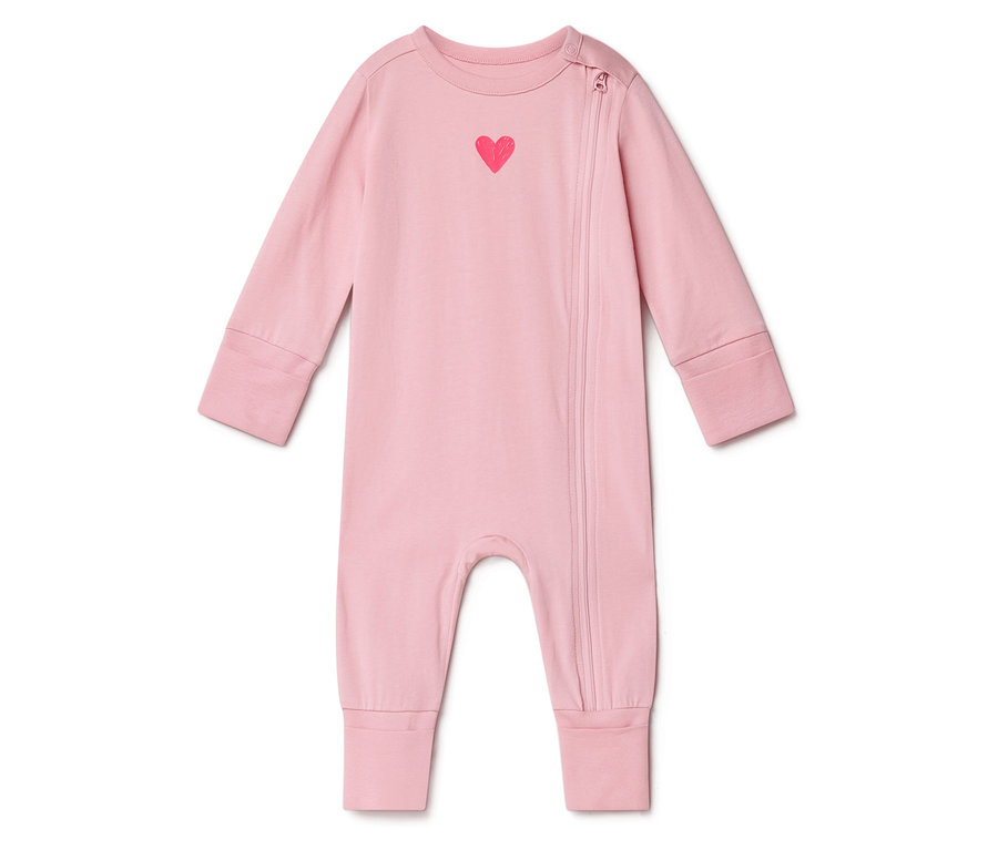 Rosa Baby-Overall mit rotem Herz auf der Brust und seitlichem Reißverschluss.