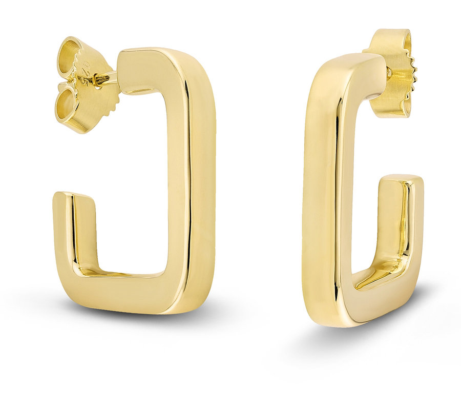 Nahaufnahme von einem Paar goldener, rechteckiger Creolen mit Ohrsteckern vor einem weißen Hintergrund.