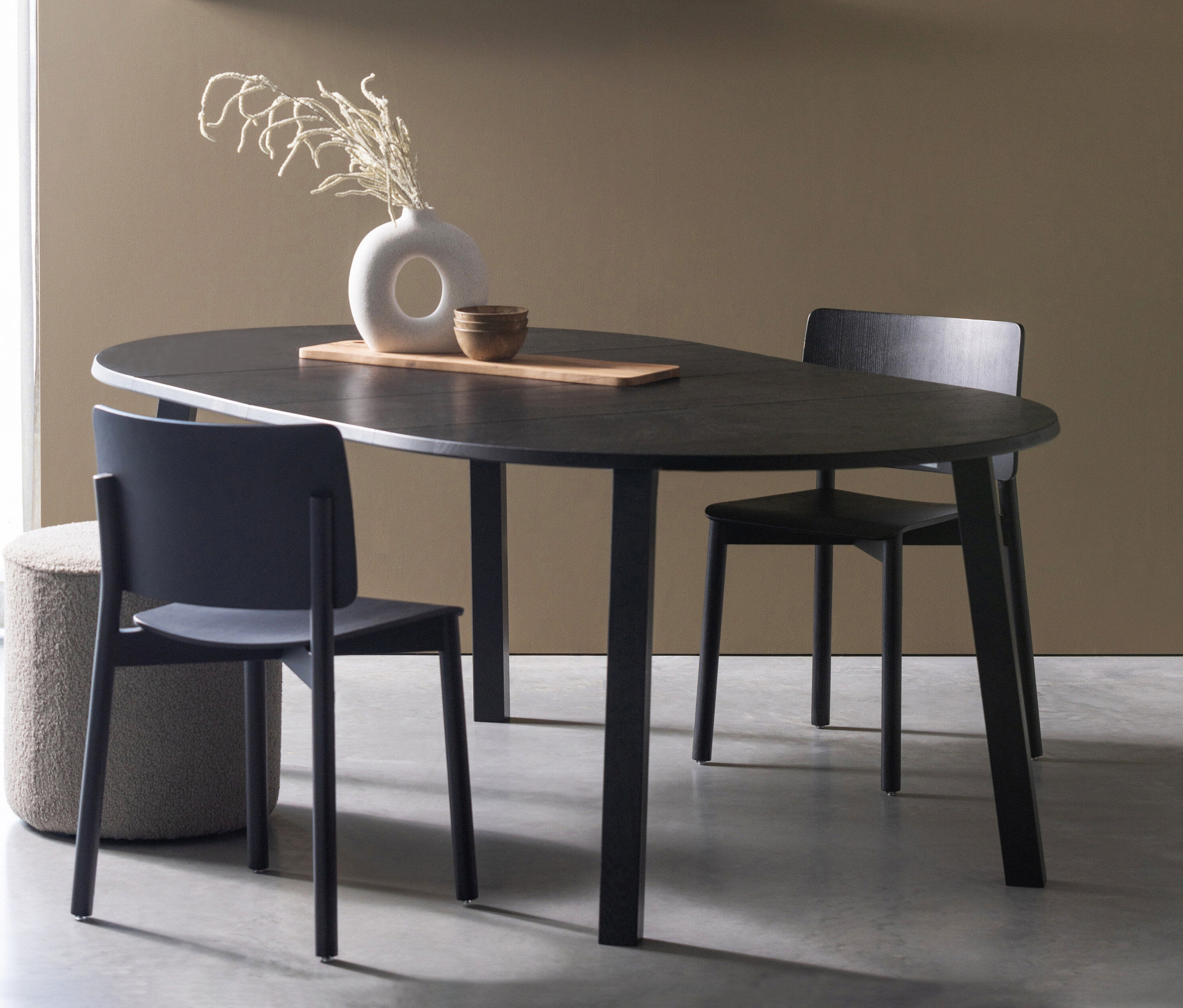 Ein Woood »Lange Jan« Esstisch ausziehbar mit zwei Stühlen steht in einem Raum.