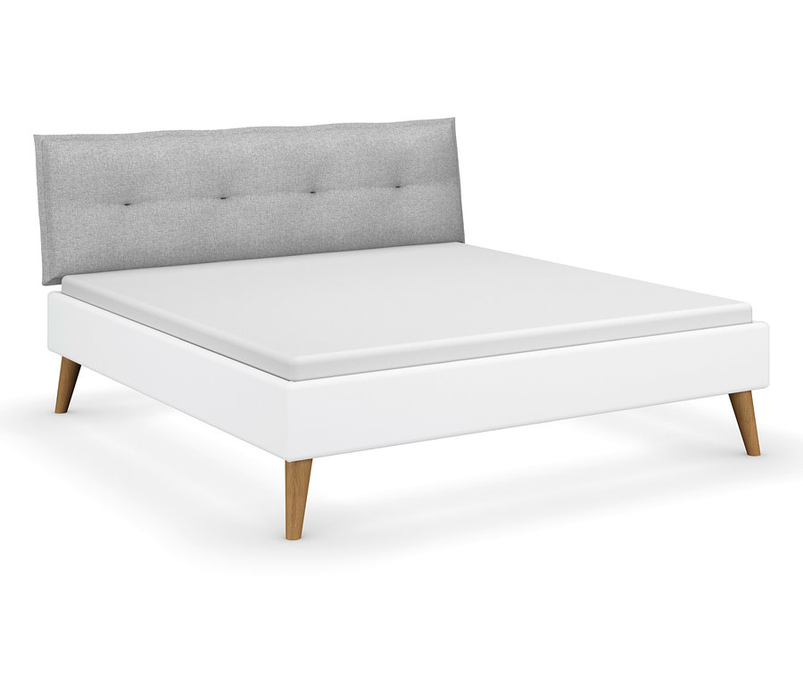 Weißes rauch Bett »Skandi« 180 x 200 cm mit hellgrauem Kopfteil und hellbraunen Füßen.
