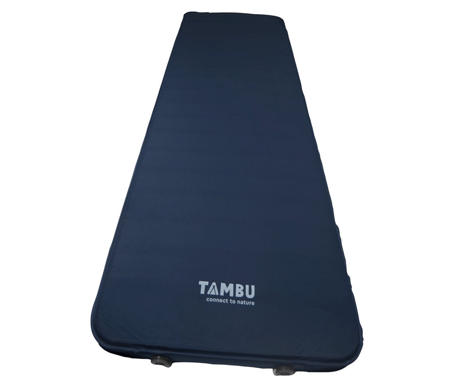 Die blaue Tambu Isomatte »NALA Comfort« liegt flach auf dem Boden und ist längs ausgerollt.