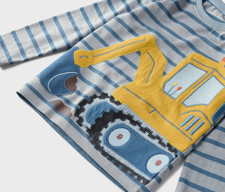 Langarmshirt mit Bagger-Applikation auf grau-blau gestreiftem Stoff.