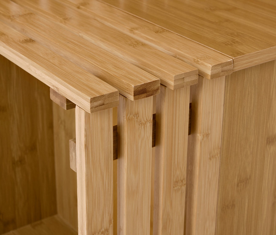 Nahaufnahme eines Bambusregals mit Lattenrost.