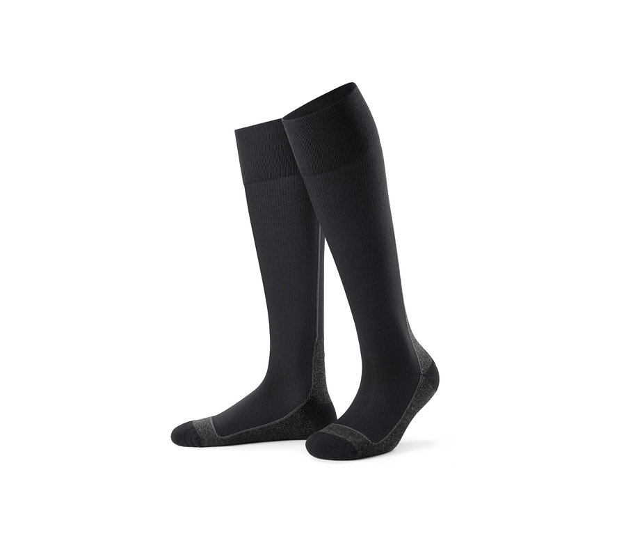 Zwei schwarze Sport-Kompressionsstrümpfe.