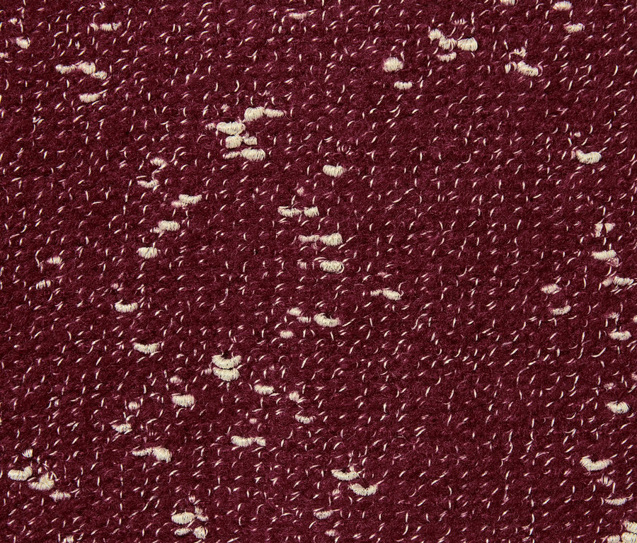 Detailansicht eines grob gestrickten, bordeauxroten Pullovers mit Glitzergarn.