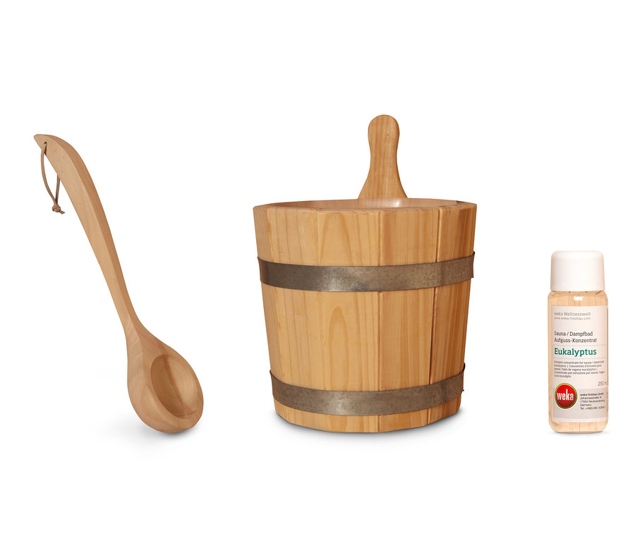 Hölzerner Schöpflöffel, Eimer und Flasche des WEKA-Aufguss-Sets.