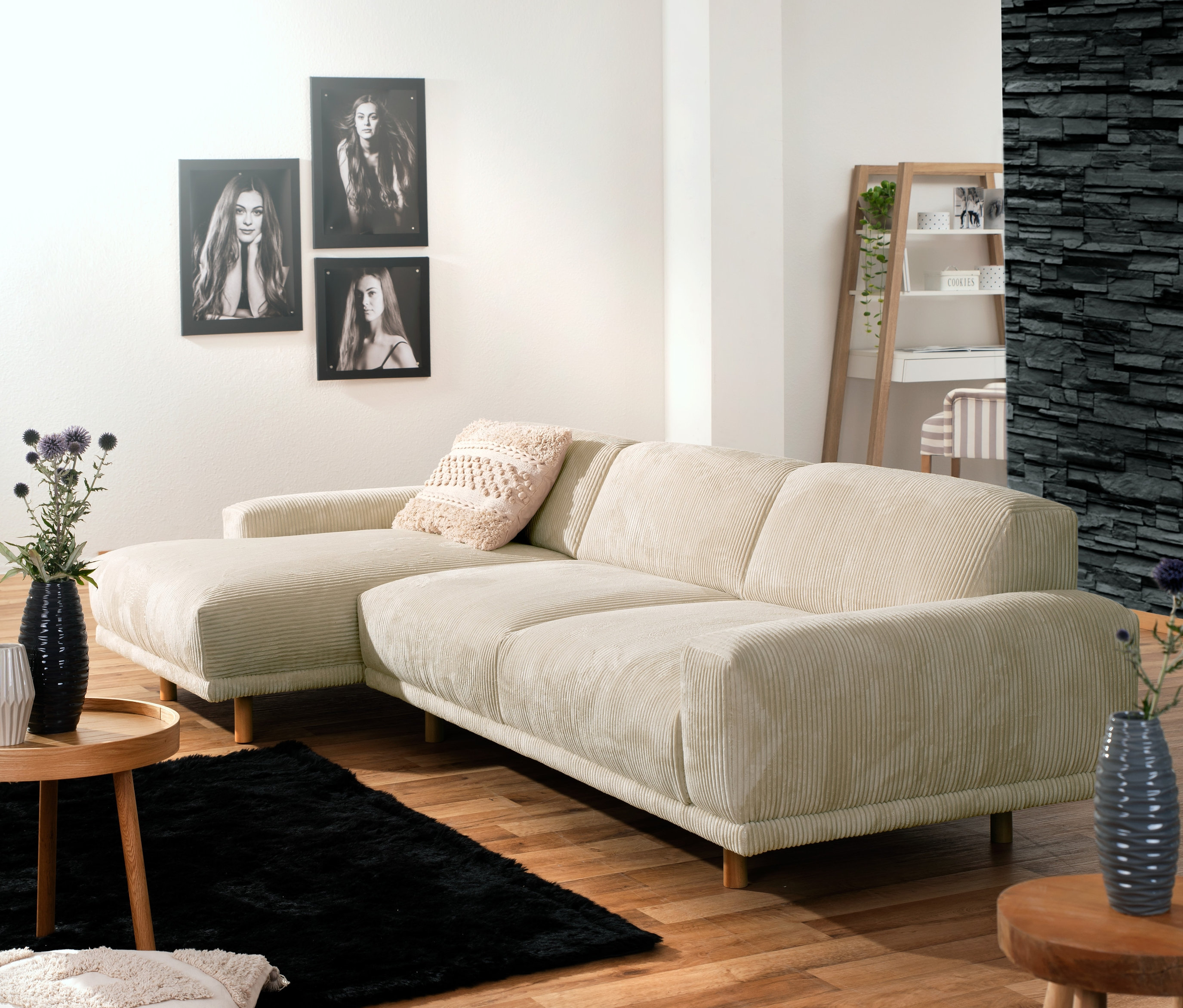 Ein cremefarbenes Ecksofa »Penelope« mit Longchair links im Wohnzimmer.