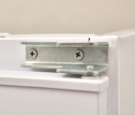 Detail der Befestigung des Respekta Einbaukühlschranks KS122.4.