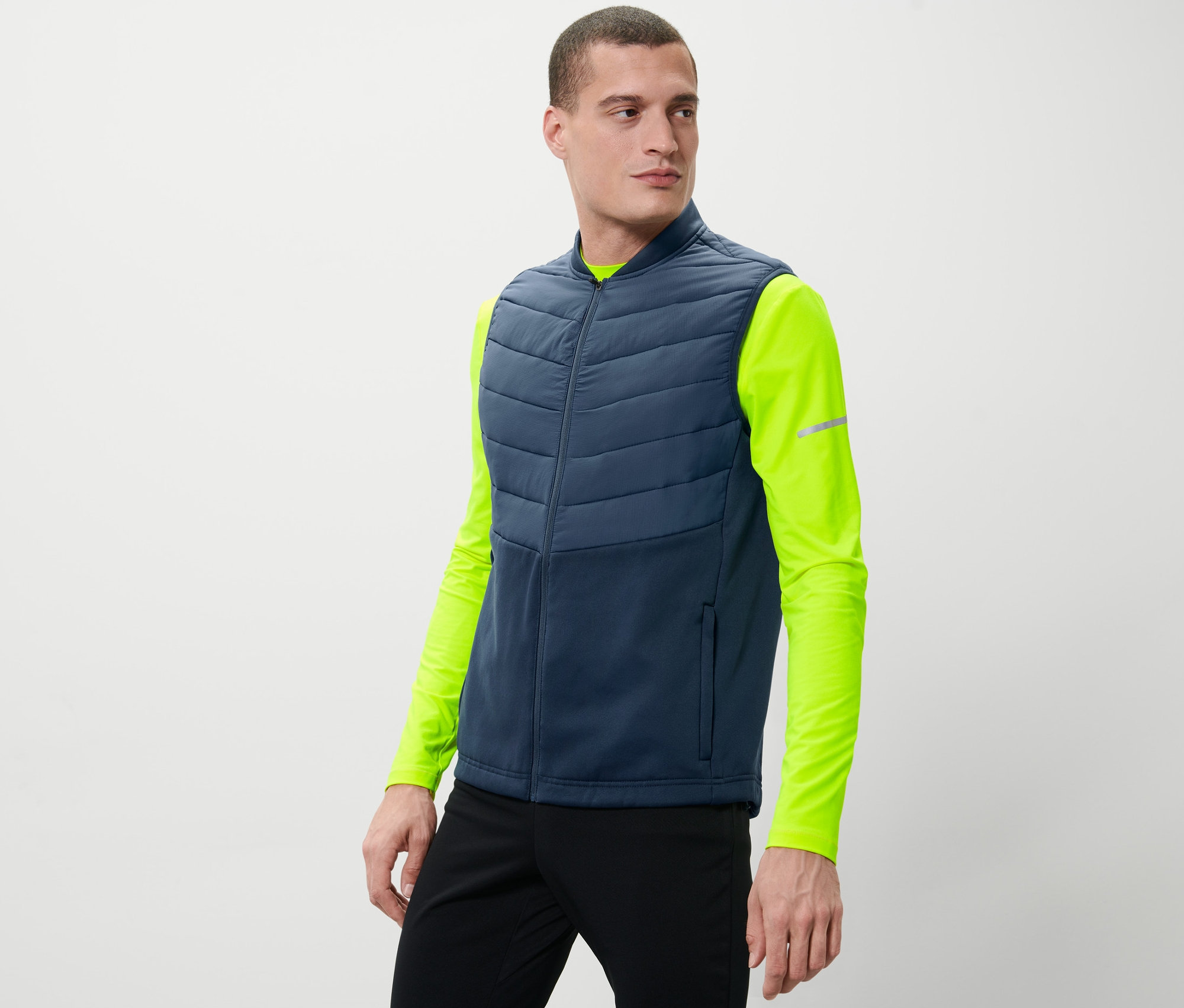 Mann trägt Thermoweste.
