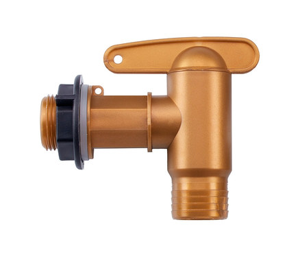 Detailaufnahme eines goldenen Wasserhahns.