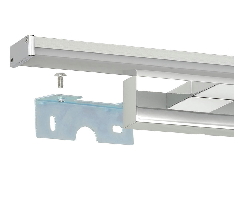 Detail einer verchromten Eglo Spiegelleuchte »Pandella«, 40 cm, mit Montagehalterung und Schraube.