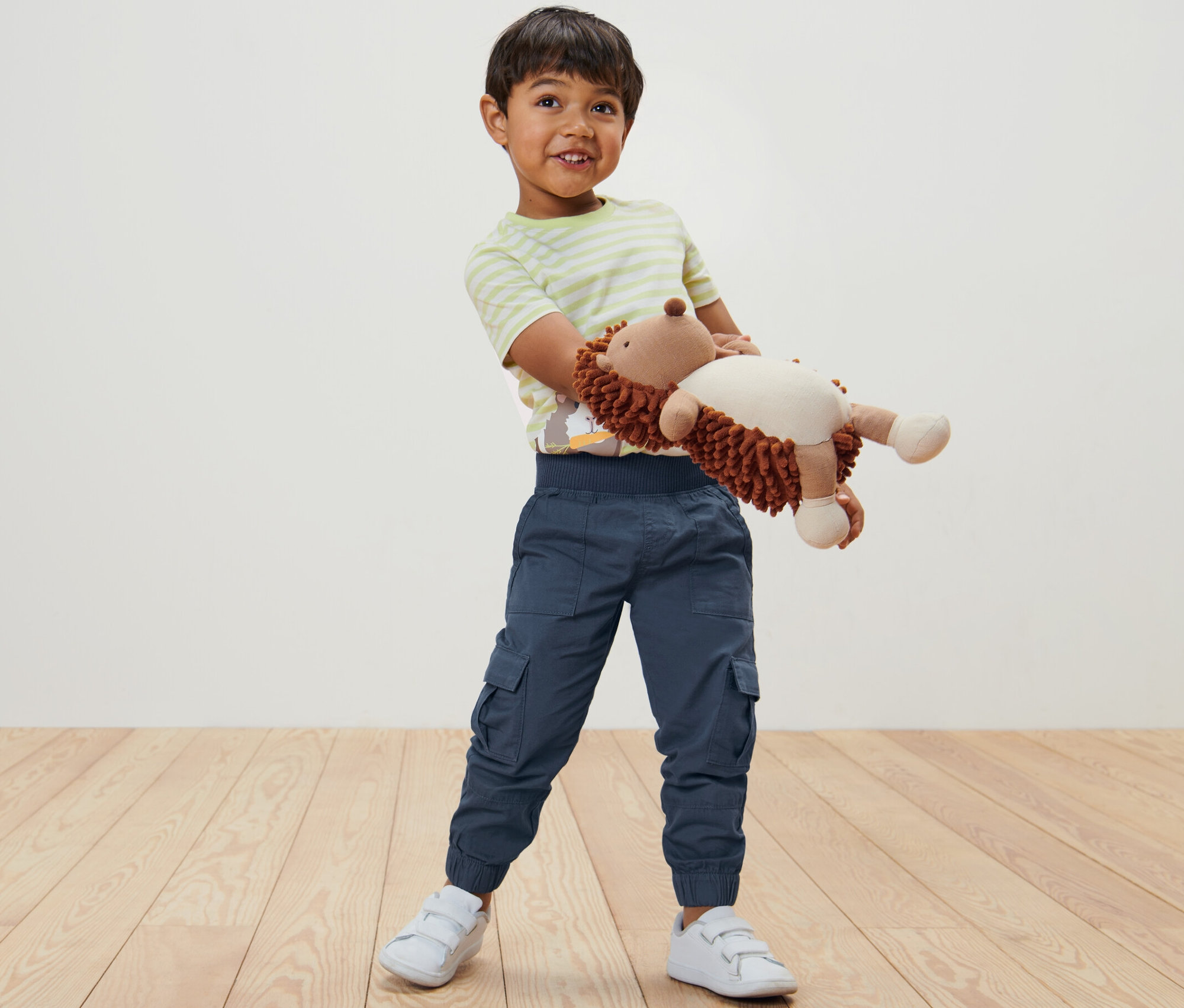 Junge hält Plüschigel, trägt Kinder-Pull-on-Pants – Fit »Anton«.