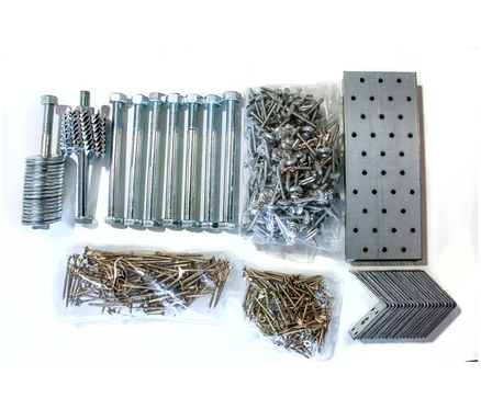 Eine Sammlung von Bolzen, Schrauben, Unterlegscheiben und Winkel.
