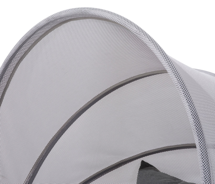 Detailaufnahme eines grauen Leco Sessels mit Netzhaube und Kissen.