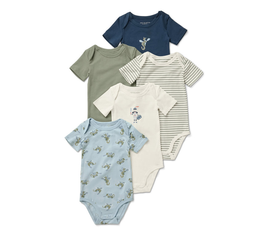 Fünf Baby-Bodys mit Mitwachsfunktion und kurzen Ärmeln in den Farben Blau, Grün, Weiß und Hellblau. Die Bodys sind mit Ritter- und Drachenmotiven bedruckt.