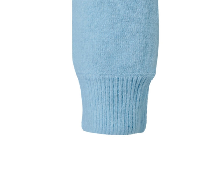 Hellblauer Cardigan mit Kragen und Knöpfen.