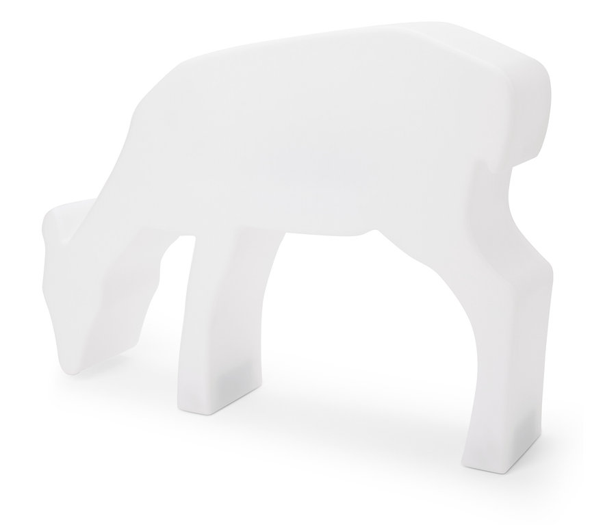 Weiße Rehkitzstatue grast auf weißem Hintergrund.