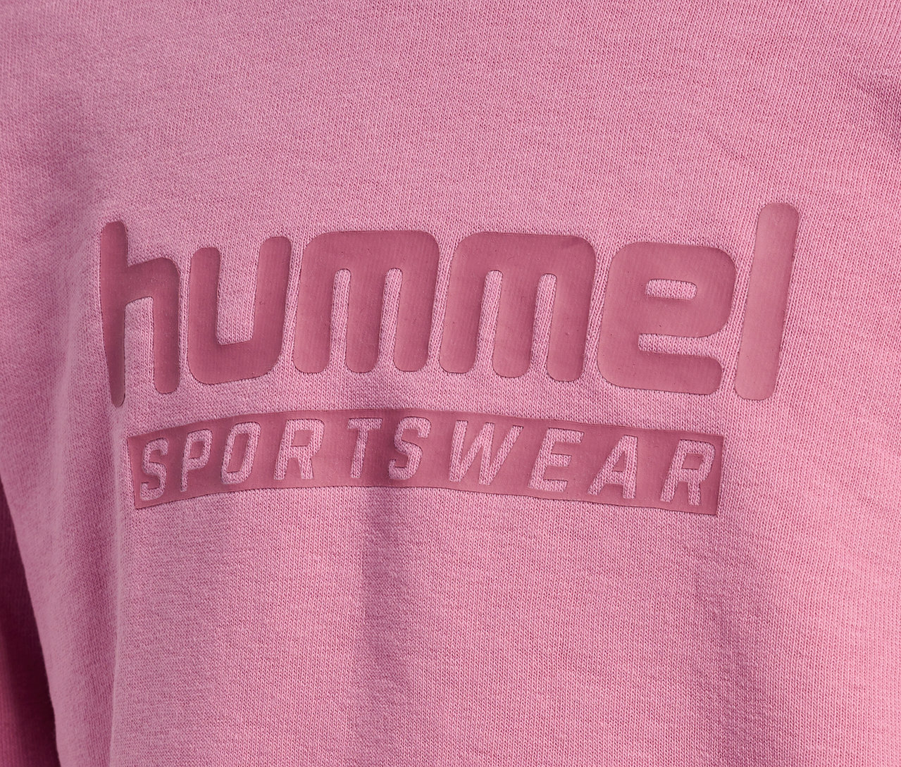 Detailansicht eines rosa HUMMEL HMLJR Base-Sweatshirts mit dem Aufdruck "hummel SPORTSWEAR".