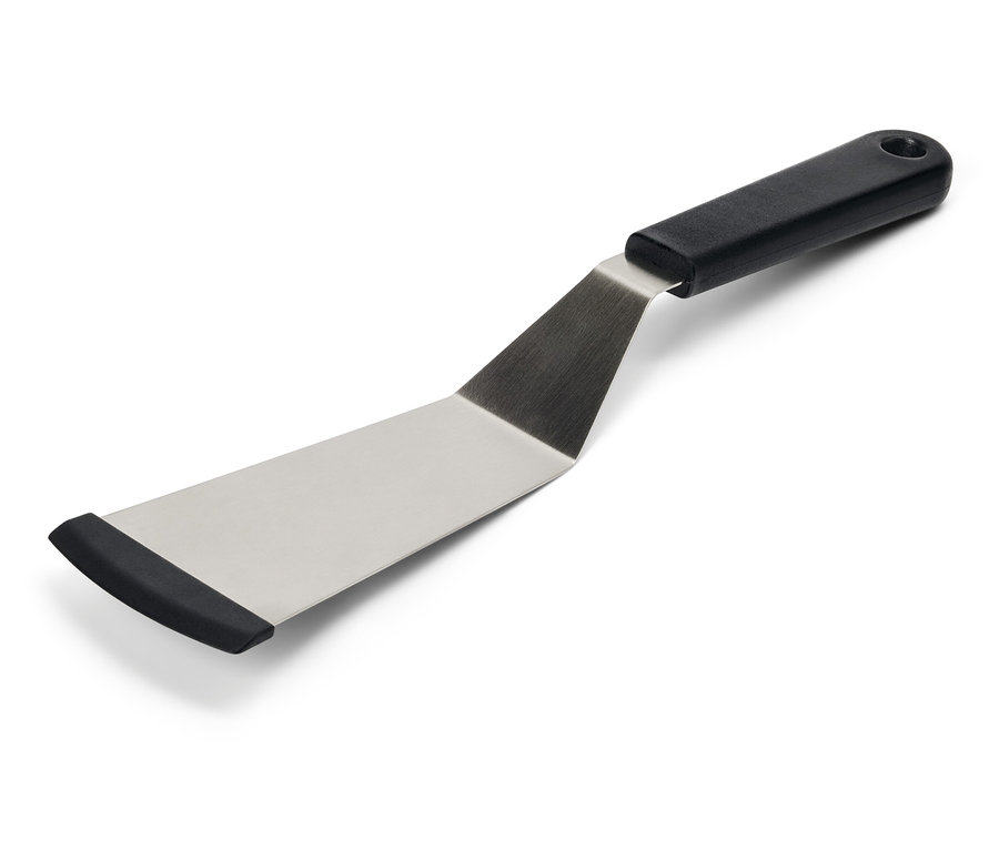 Ein Pfannenwender mit silberner Fläche und schwarzem Griff.
