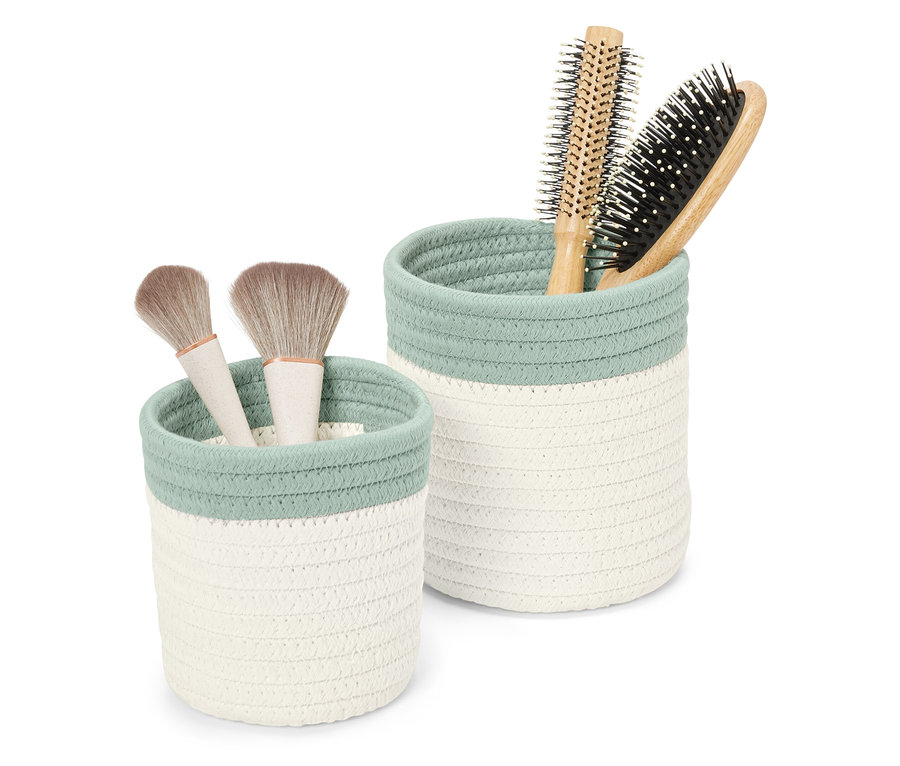Zwei Aufbewahrungskörbe, einer mit Make-up-Pinseln, der andere mit Haarbürsten.