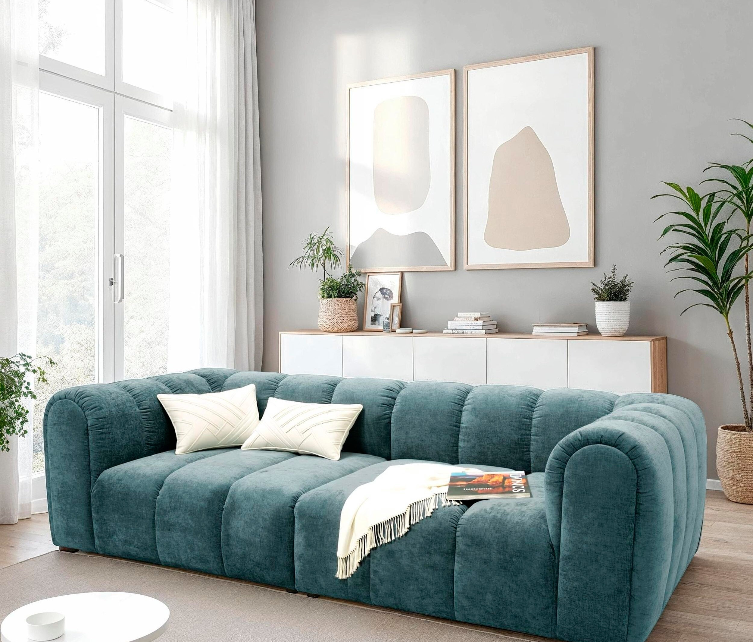 Türkisfarbenes Sofa mit Kissen im Wohnzimmer.