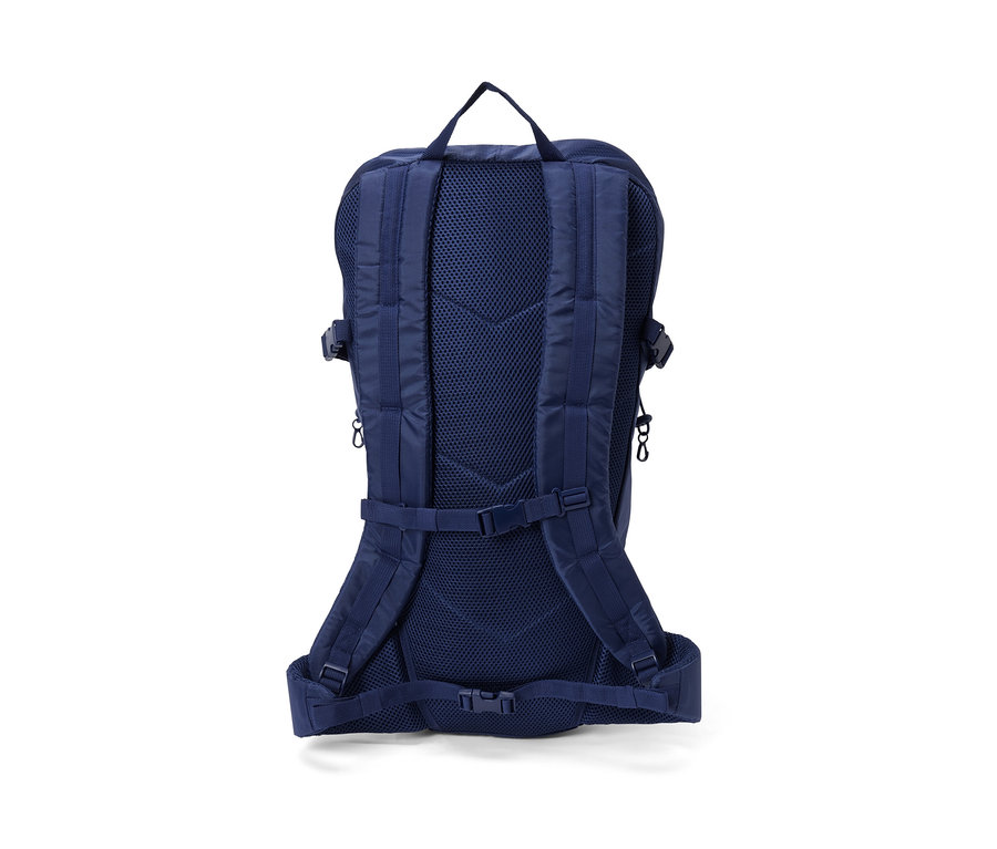 Detailansicht der Rückseite eines Outdoor-Rucksacks.