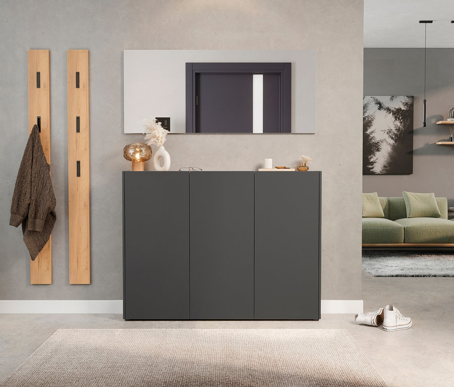 Eingangsbereich mit Mehrzweckschrank »Libbiano«, graphit/eiche, Spiegel und Garderobenpaneelen.