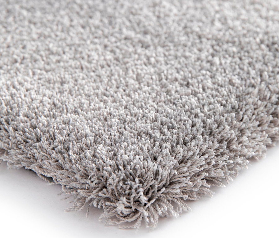 Detailaufnahme eines hellgrauen Teppichs "Mellow".