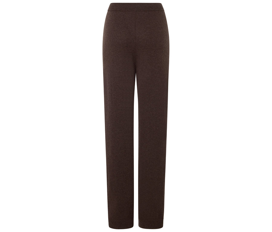 Braune Strickhose auf weißem Hintergrund.