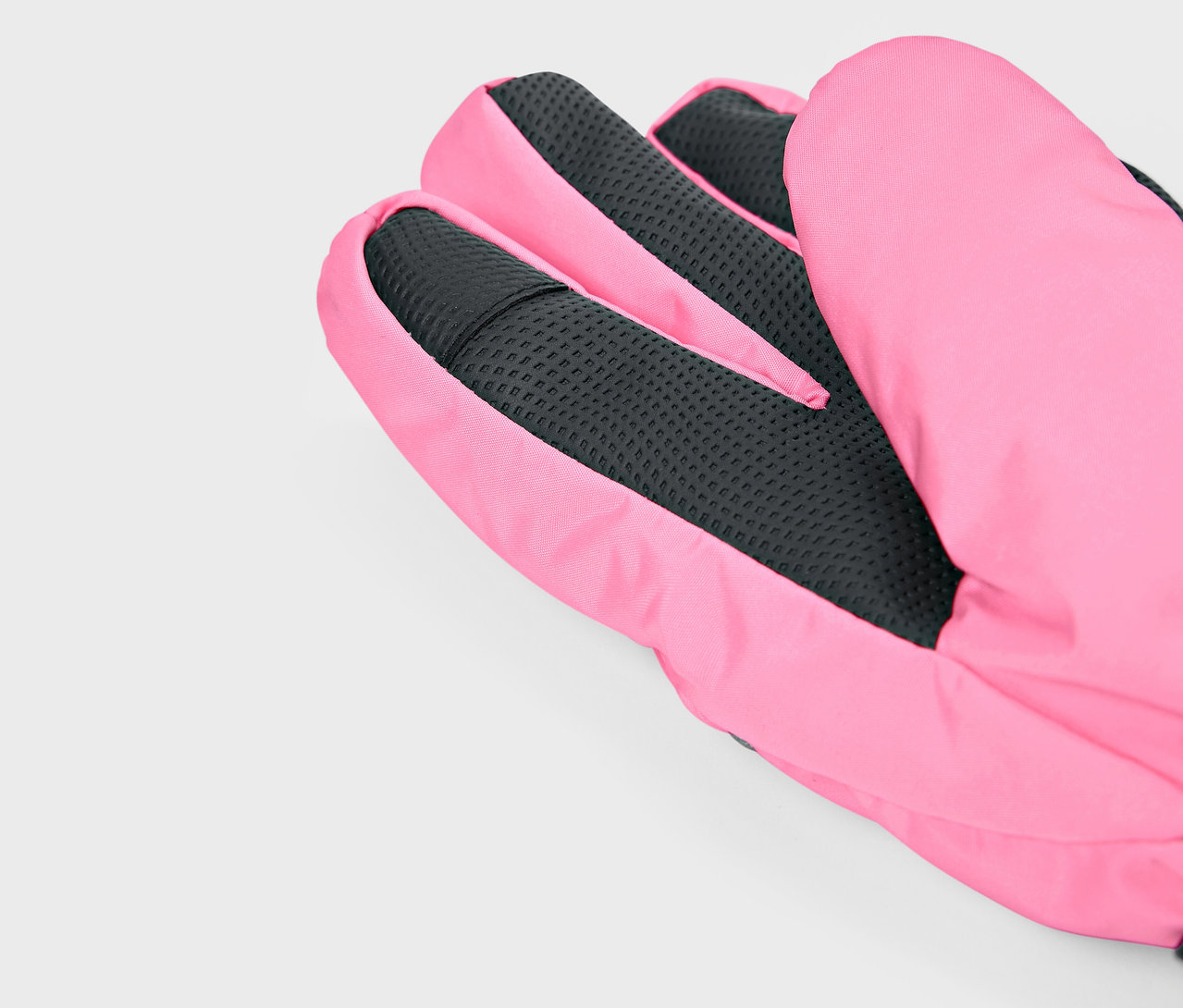 Detail eines pinkfarbenen Handschuhs mit schwarzer Handflächentextur.