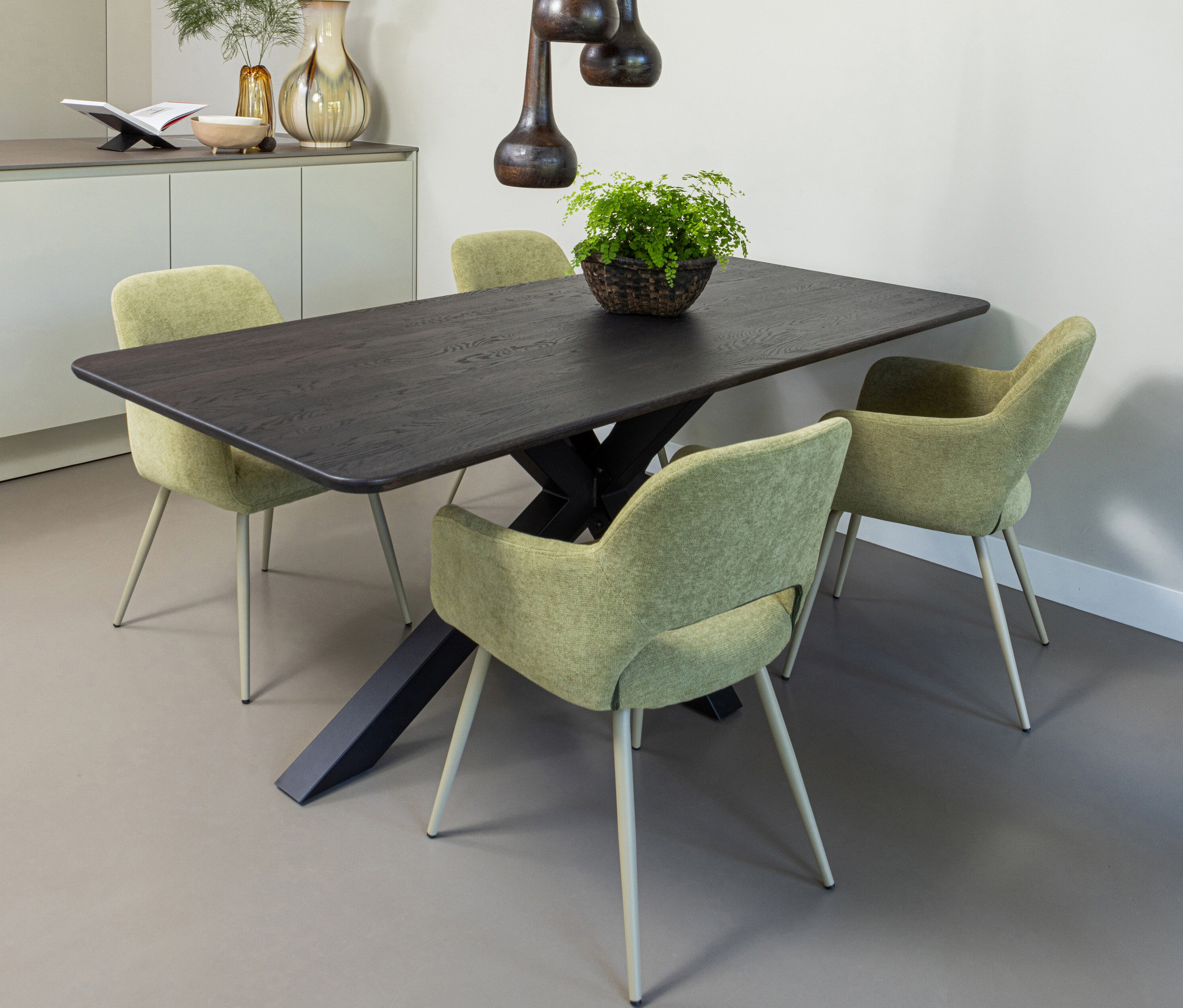 Vier Woood Stühle »Jenny«, 2er-Set, Salbei stehen an einem rechteckigen Tisch.