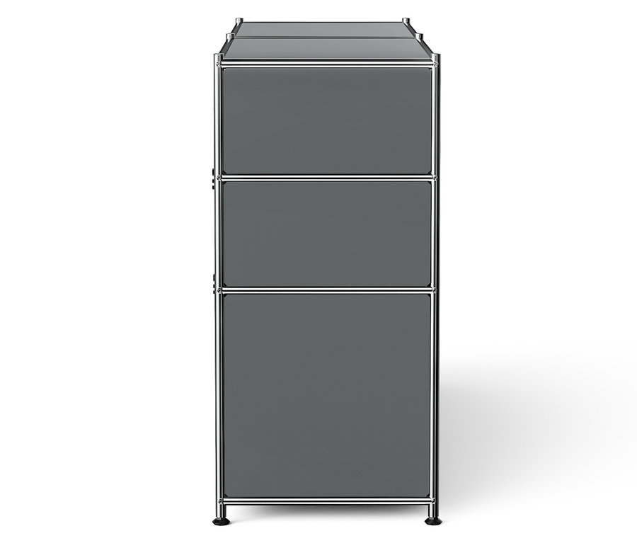 Ein grauer Schrank mit drei Fächern und einem Chromrahmen.