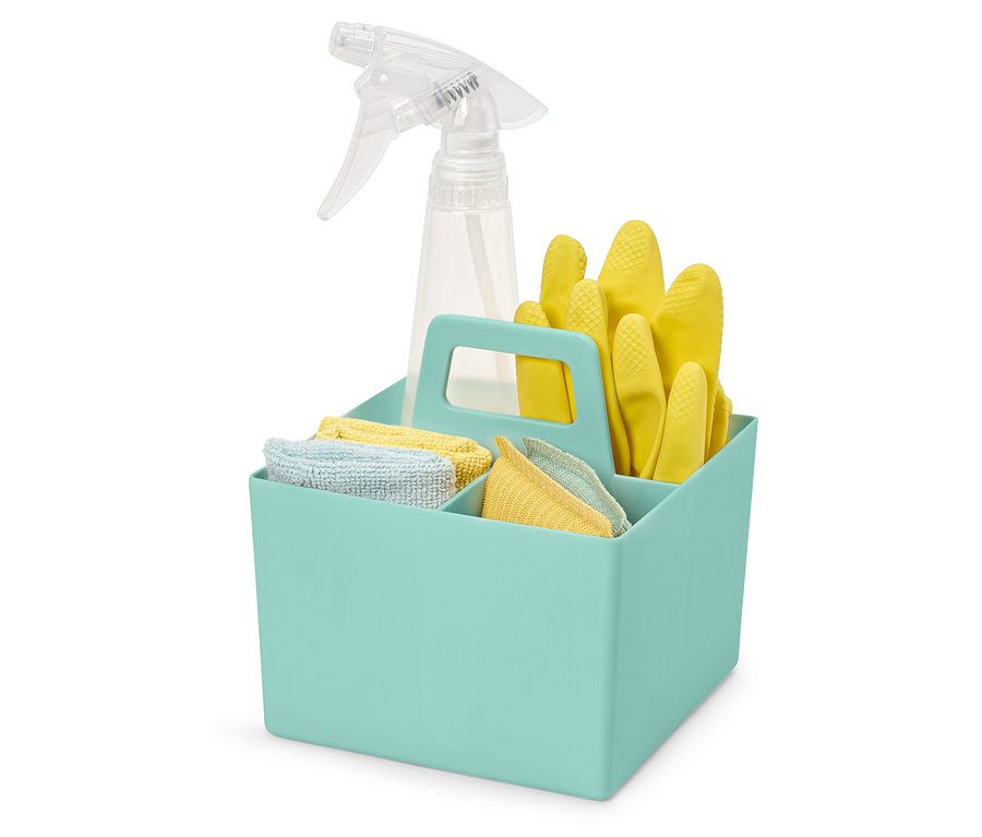 In einem hellblauen Aufbewahrungsbehälter befinden sich eine Sprühflasche, gelbe Gummihandschuhe und Putzlappen.